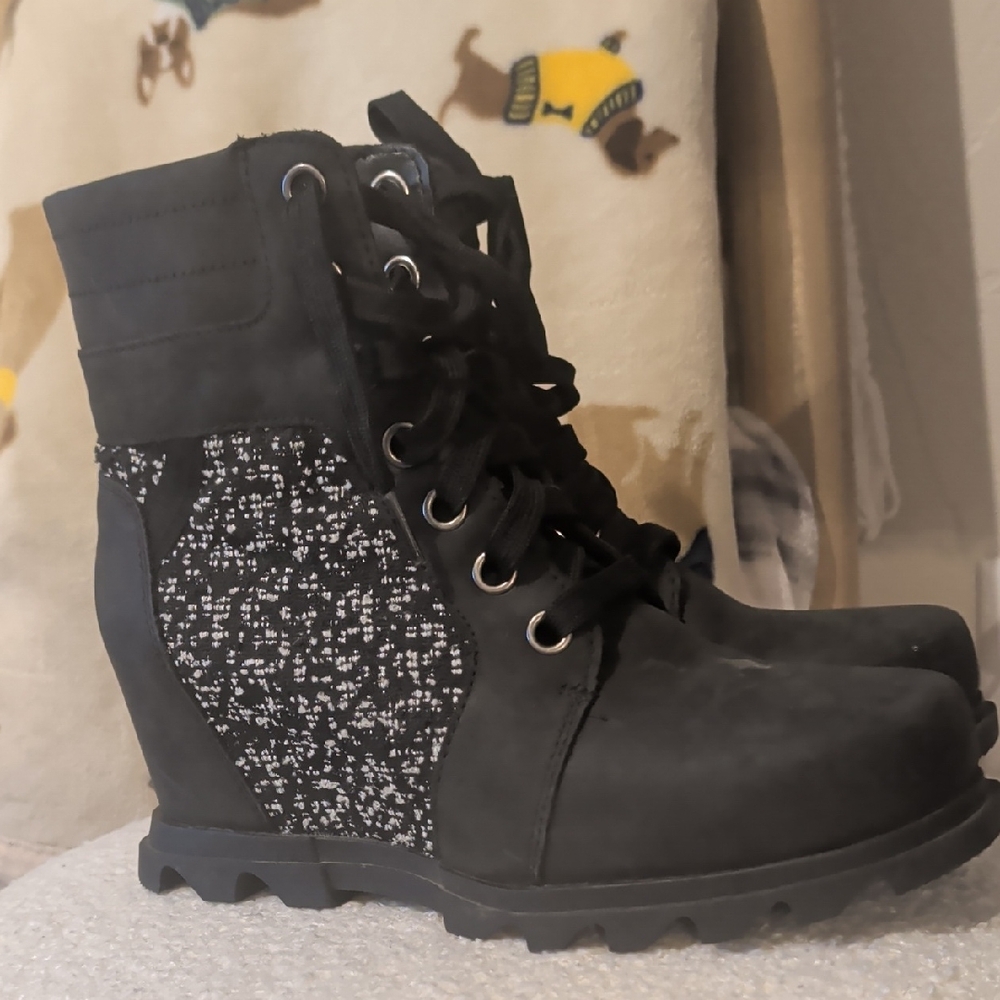 Awesome Sorel Wedge Boot.  9.5.  Black / White
